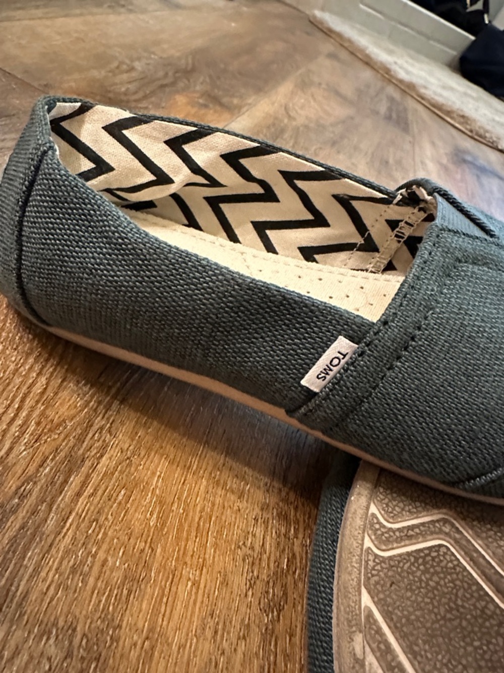 Green Canvas Toms women’s size 7.5 slip on casual shoes - Picture 5 of 8